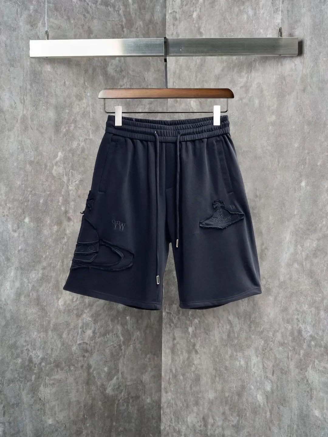 The Queen Mother's three-standard complete 2026 summer New Arrival men's casual shorts, advanced custom-made fabric Breathable fabric, Breathable elasticity and comfort, impeccable details, top-grade accessories, original logo design concept, delicate and soft feel! The upper body fit is awesome! Size: M-XXXL Please state your height and weight when ordering